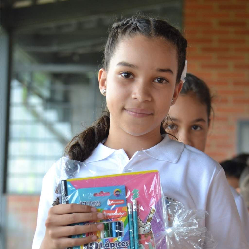 chica con cuadernos y crayones