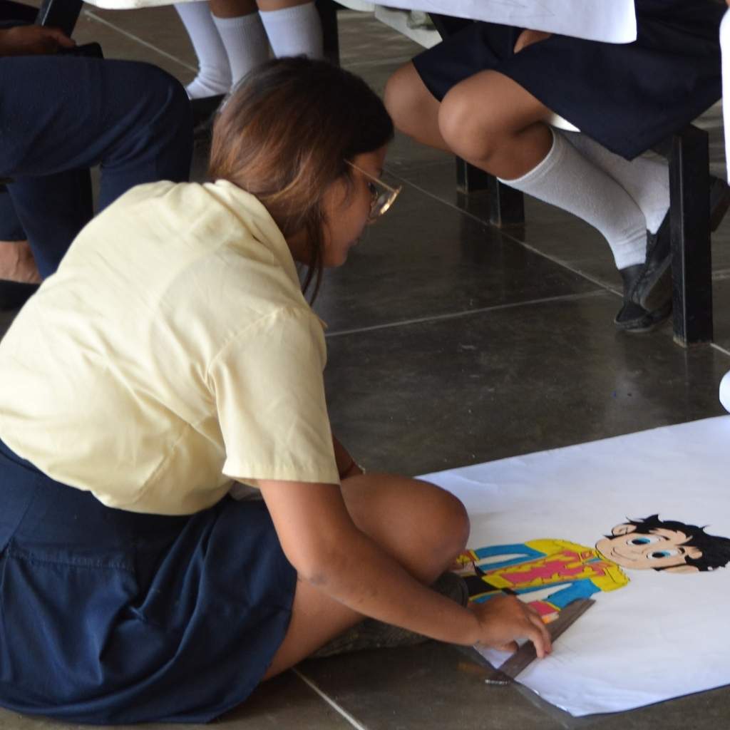 Joven dibuja en el piso