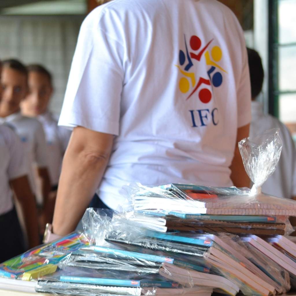 varios kits de útiles escolares