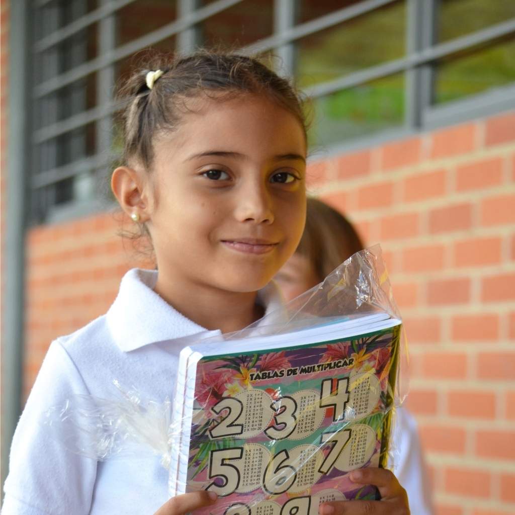 niña con útiles escolares