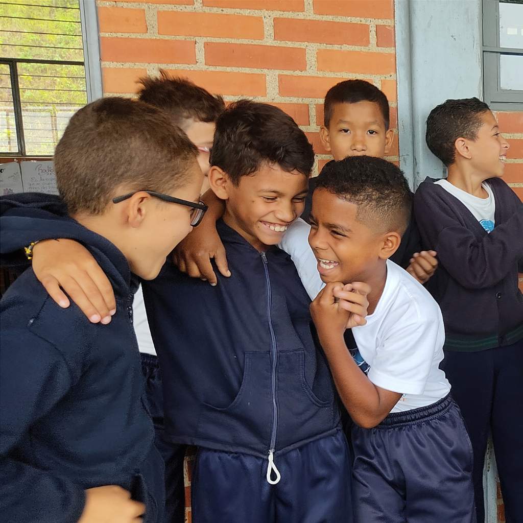 grupo de niños jugando y riendo