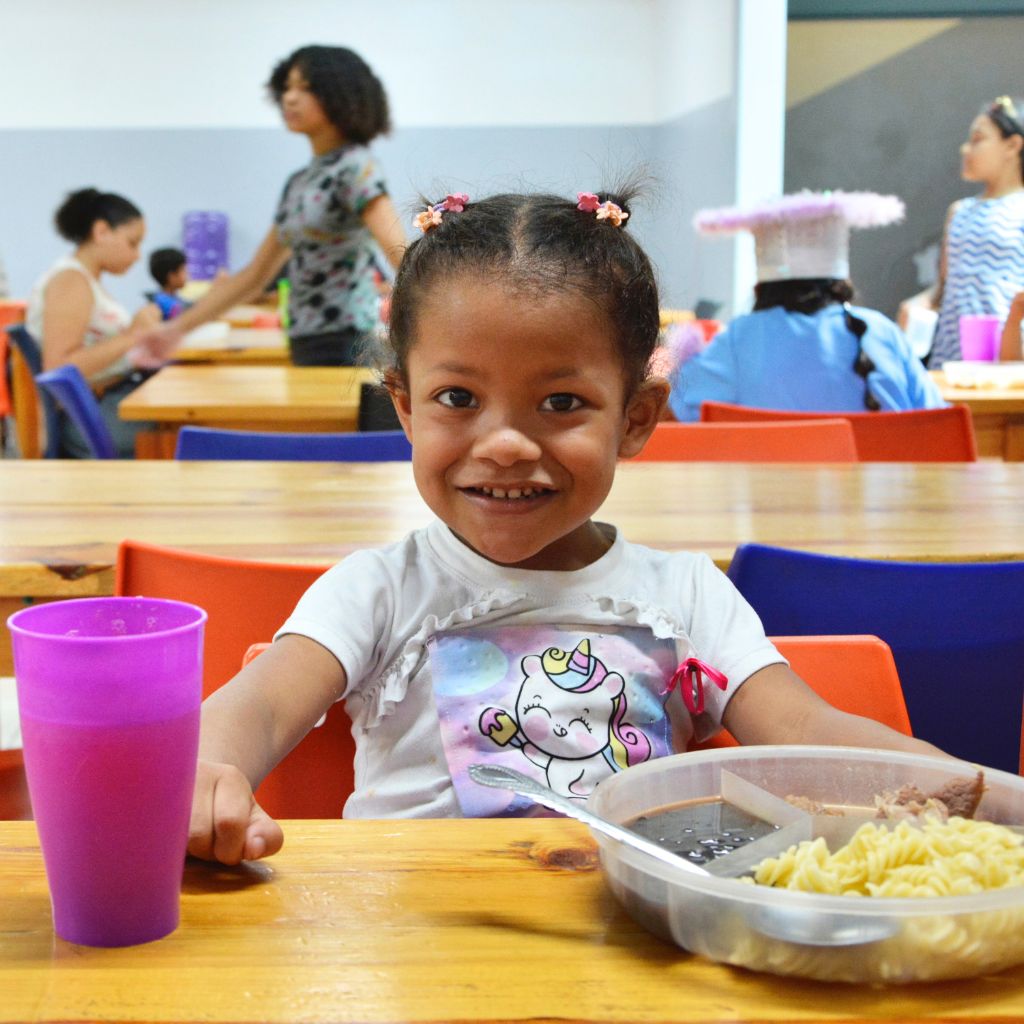 niña contenta con su comida