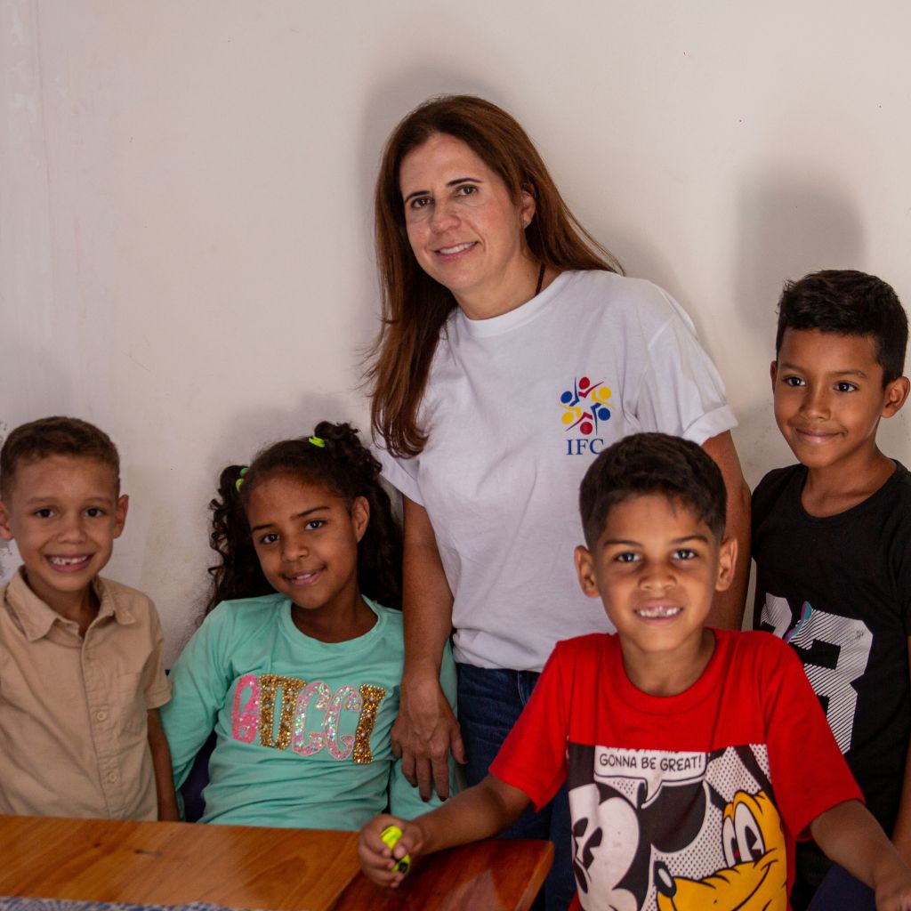 voluntaria de ifc posa con niños
