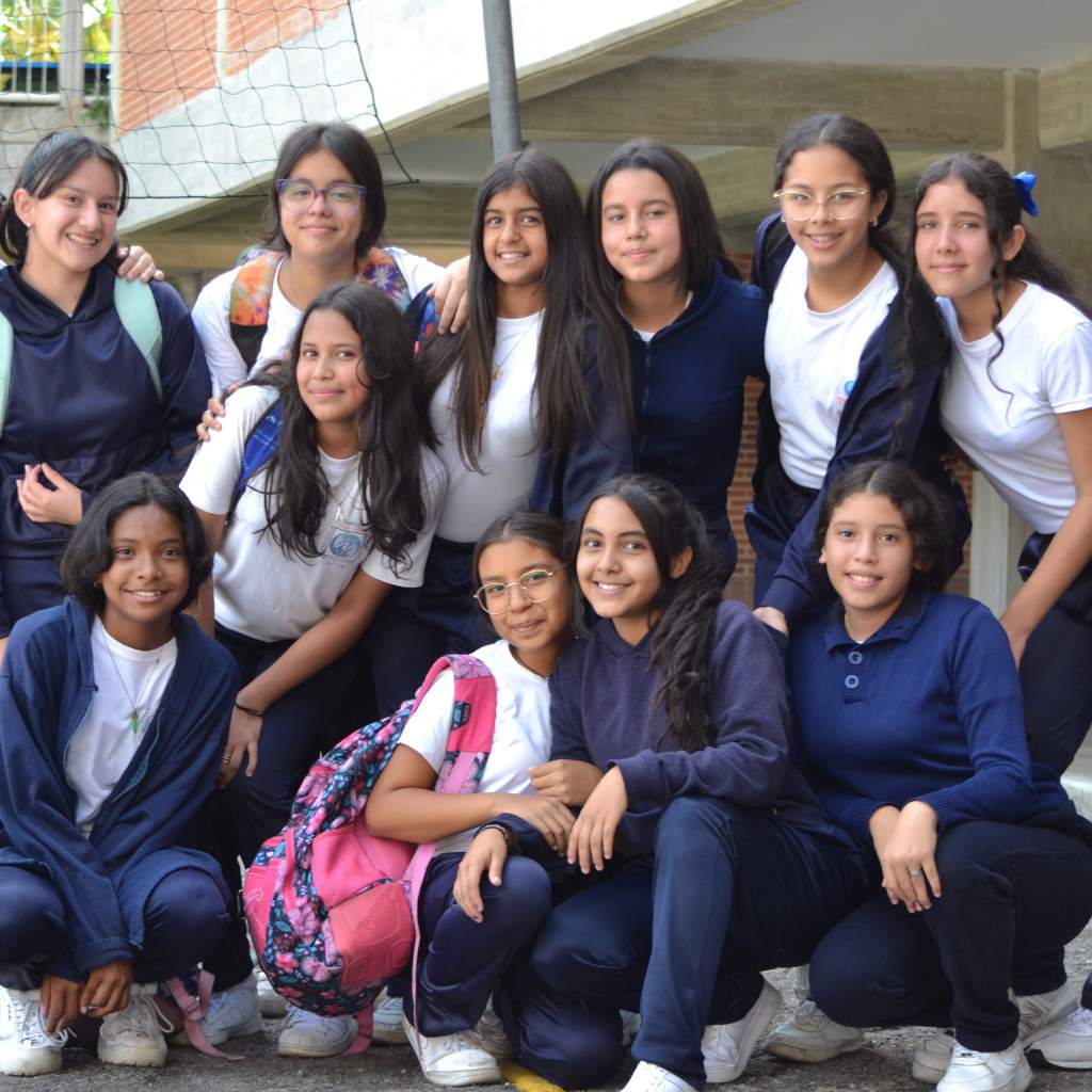 Jóvenes en uniforme escolar