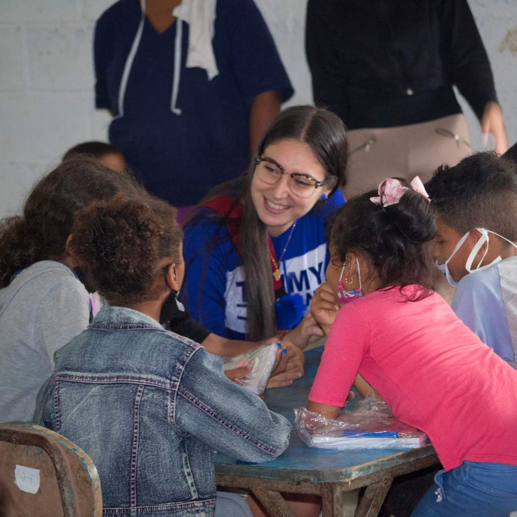 voluntaria de ifc habla con niños