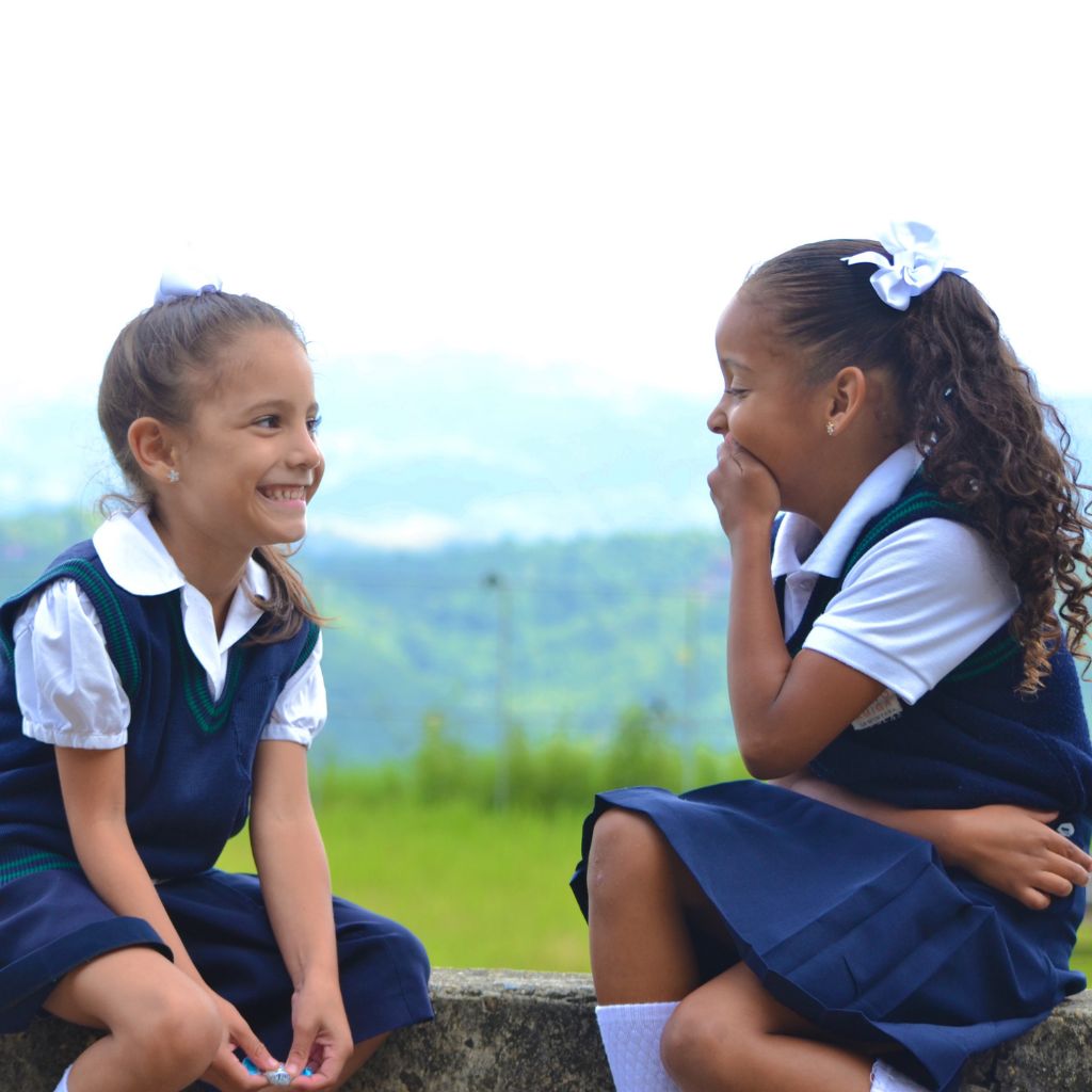 dos niñas conversan