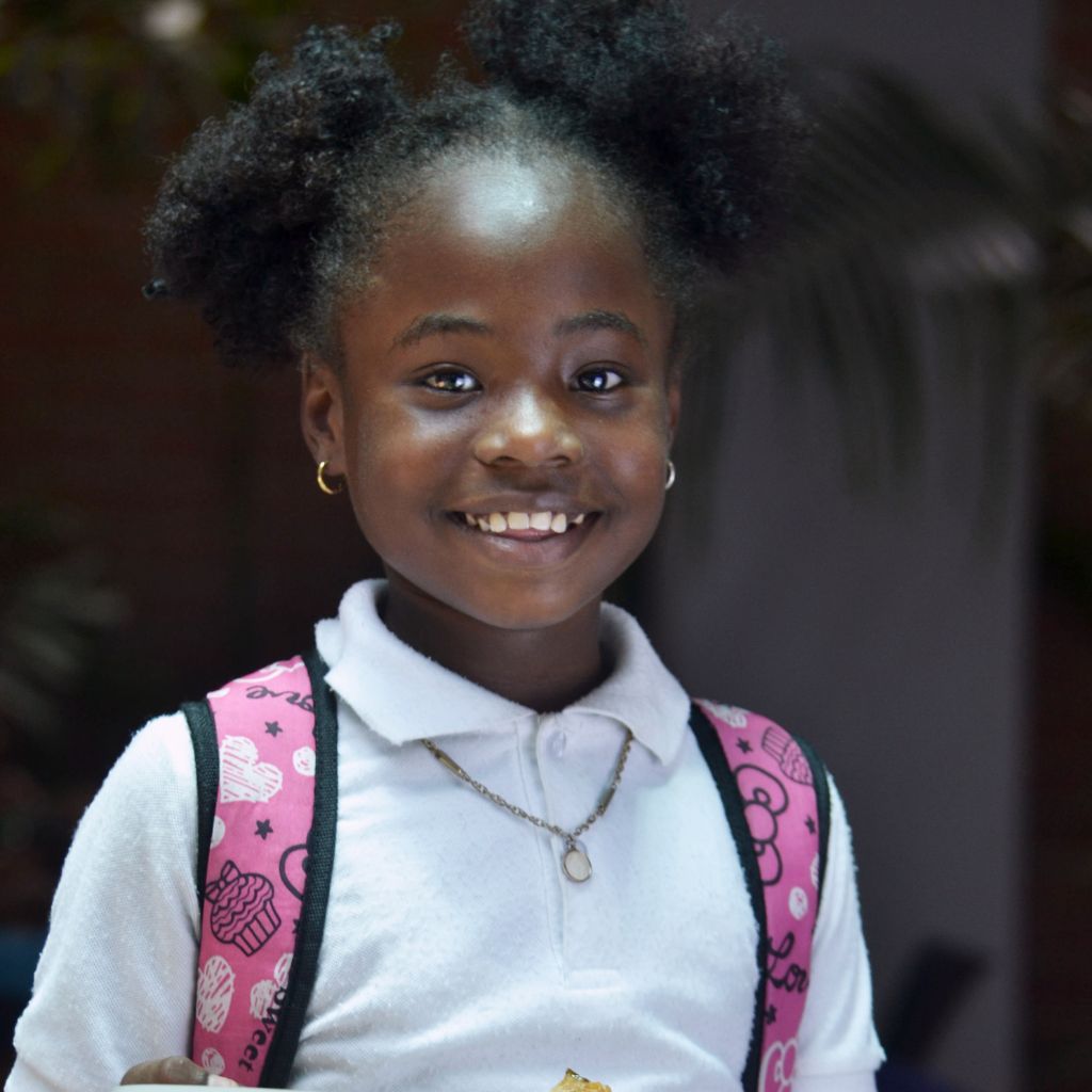 niña en uniforme con mochila