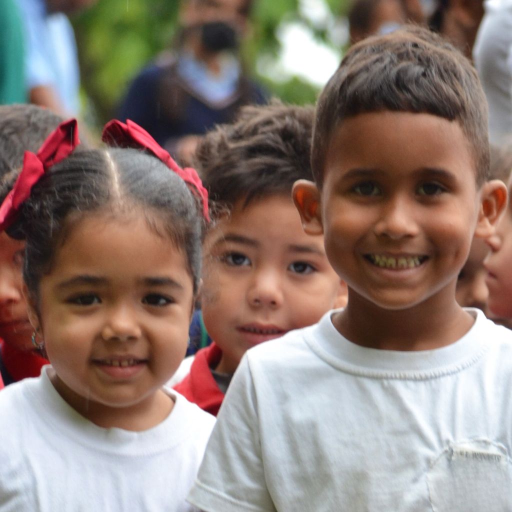 dos niños pequeños sonríen