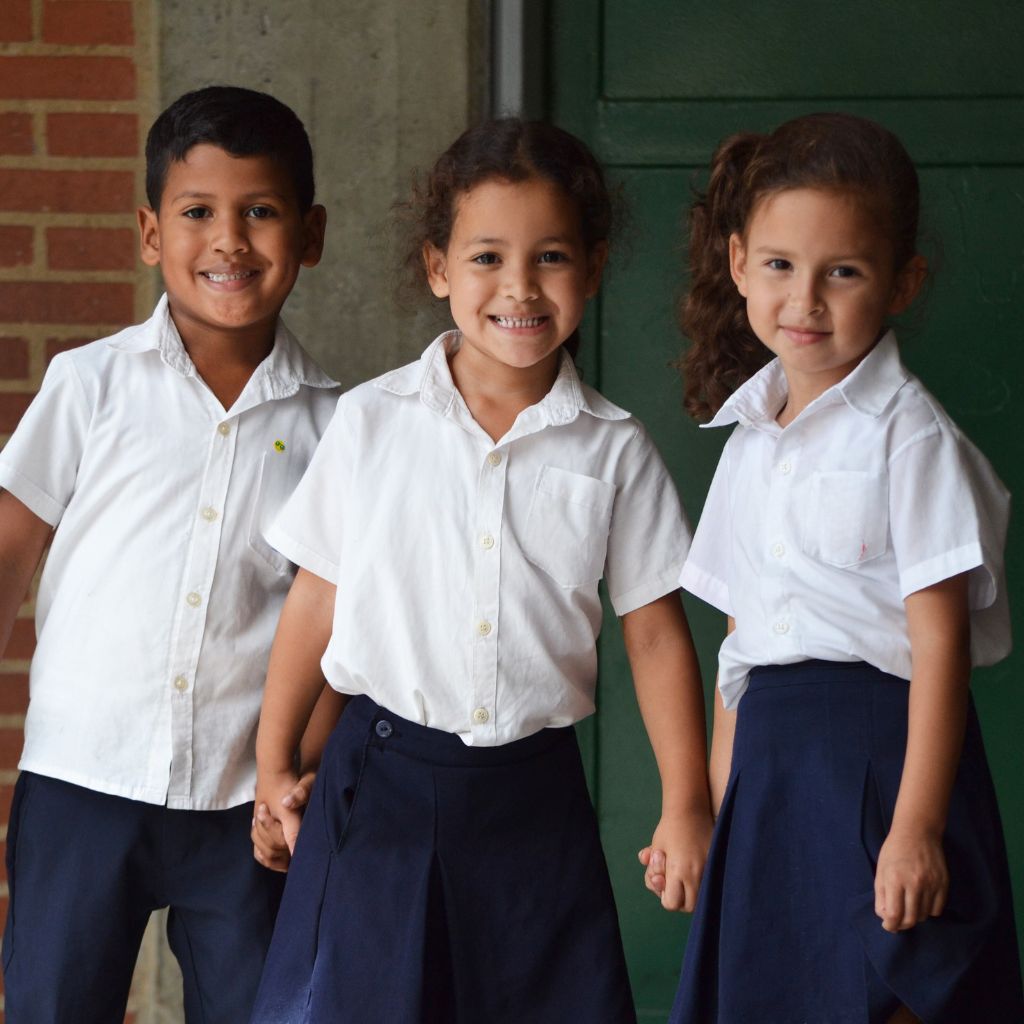 tres niños en uniforme escolar