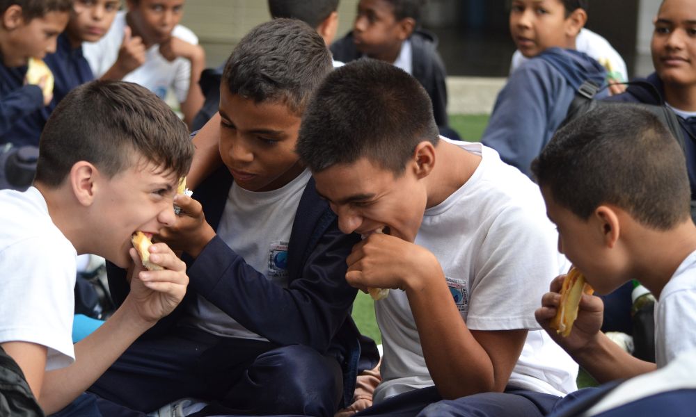 grupo de niños comiendo empanadas