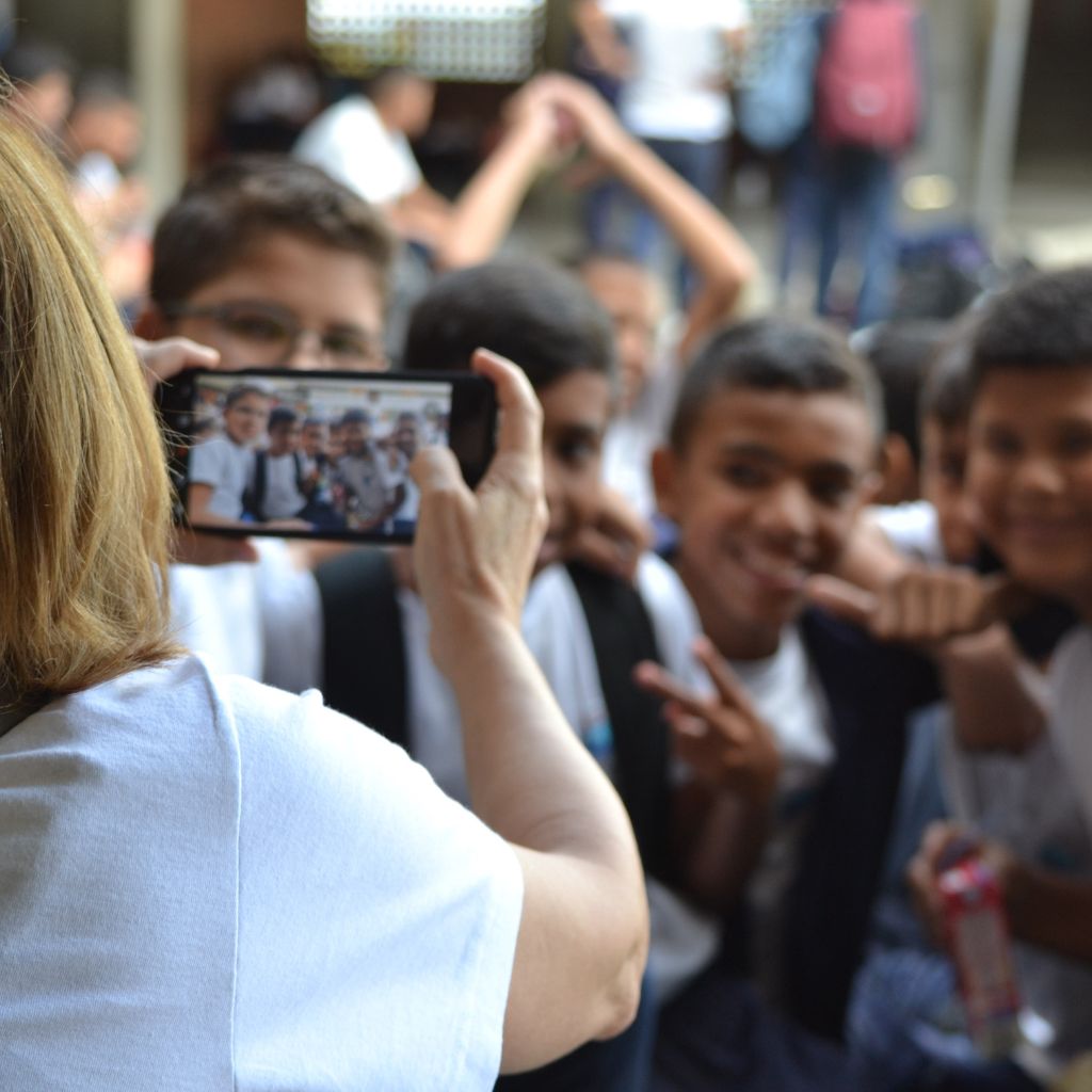 Mujer toma foto a grupo de niños
