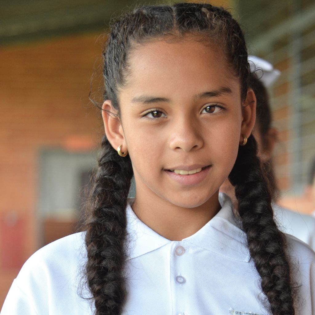 niña con trenzas en el pelo
