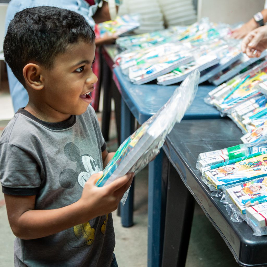 niño emocionado al recibir su materaiol escolar