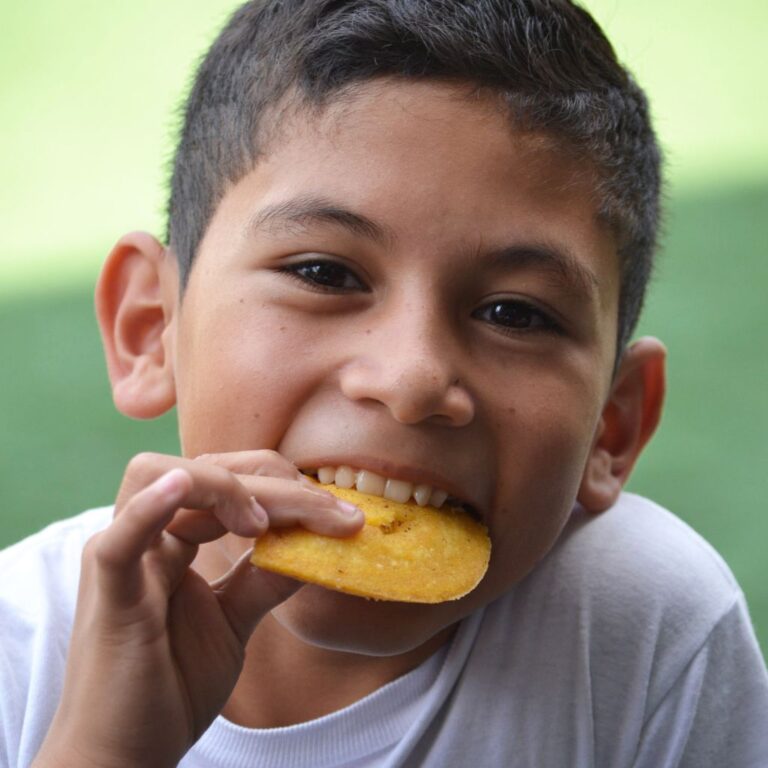 niño come empanada
