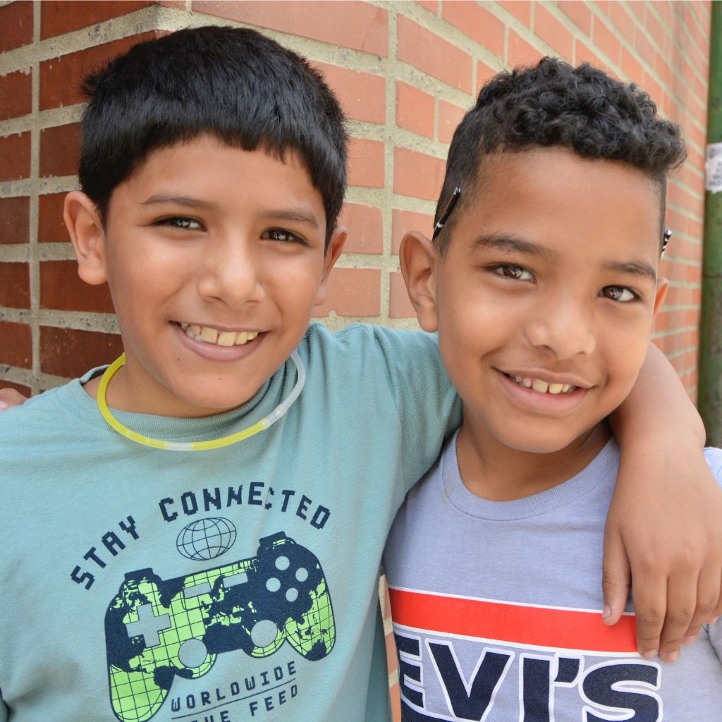 dos niños sonriendo