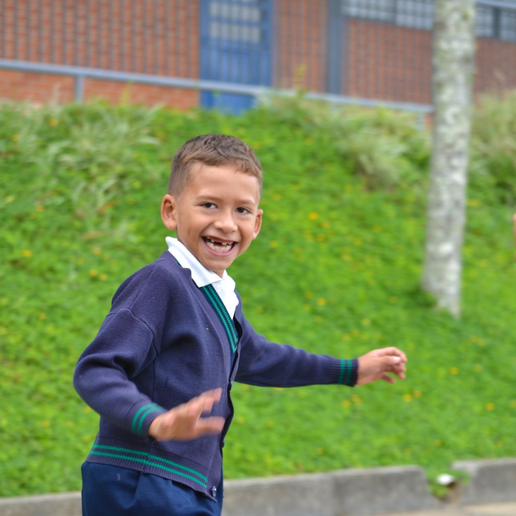 niño corre y sonrie