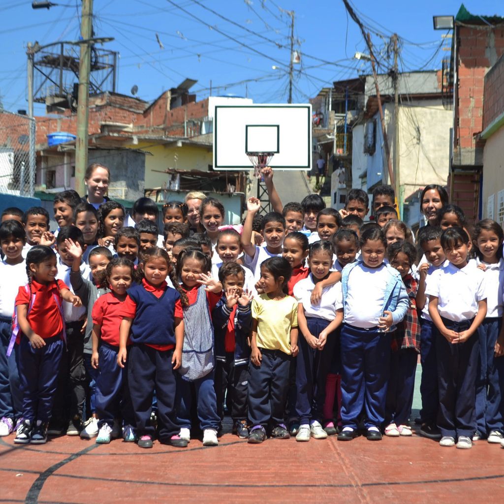 grupo de niños en cancha de básquet