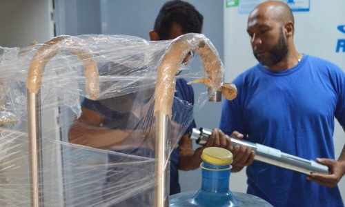 hombres ajustando tubería