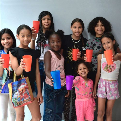 ocho niñas con vasos