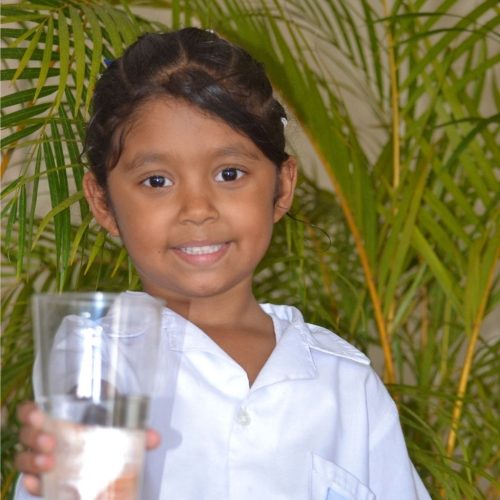 niña con vaso de agua