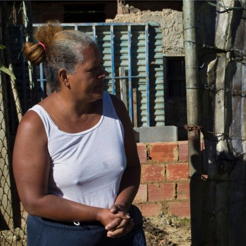 señora con franela blanca