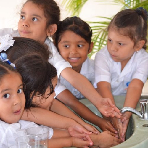 niñas lavando sus manos